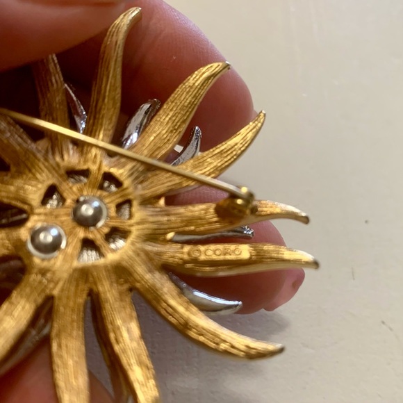 VTG CHRYSANTHEMUM CORO SIGNED BROOCH SILVER & GOLD TONE - Picture 5 of 5